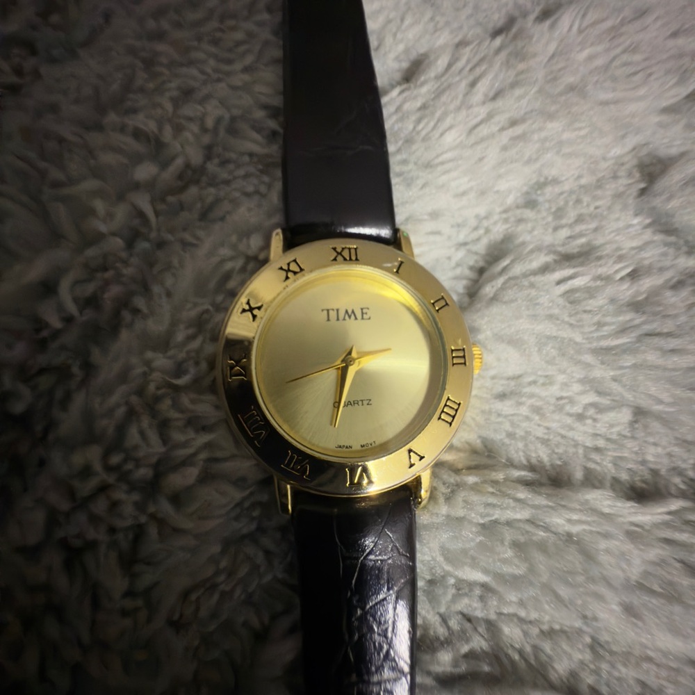 Small Gold-Tone Time Quartz Watch for Women with Roman - Picture 3 of 10